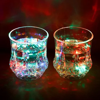 1 ADET parlak LED Bardak Otomatik Yanıp Sönen İçme Bardağı Kupalar Renk Değiştirme Viski Cam Beker Voor Bar Kulübü Parti levert