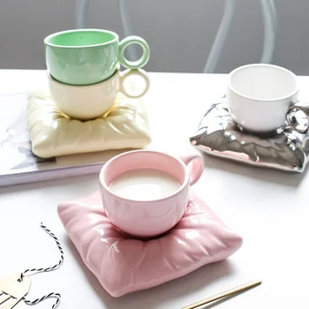  Sevimli Pastel Yastık çay bardağı Yaratıcı Cuppa Tabaklar İskandinav Tarzı Benzersiz Çay Fincanı Seti Seramik Bardak Coaster İle Çift Kahve Kupa